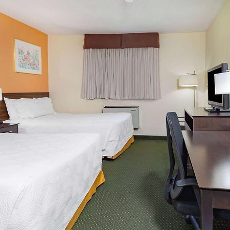Travelodge By Wyndham Брейсбридж Екстериор снимка