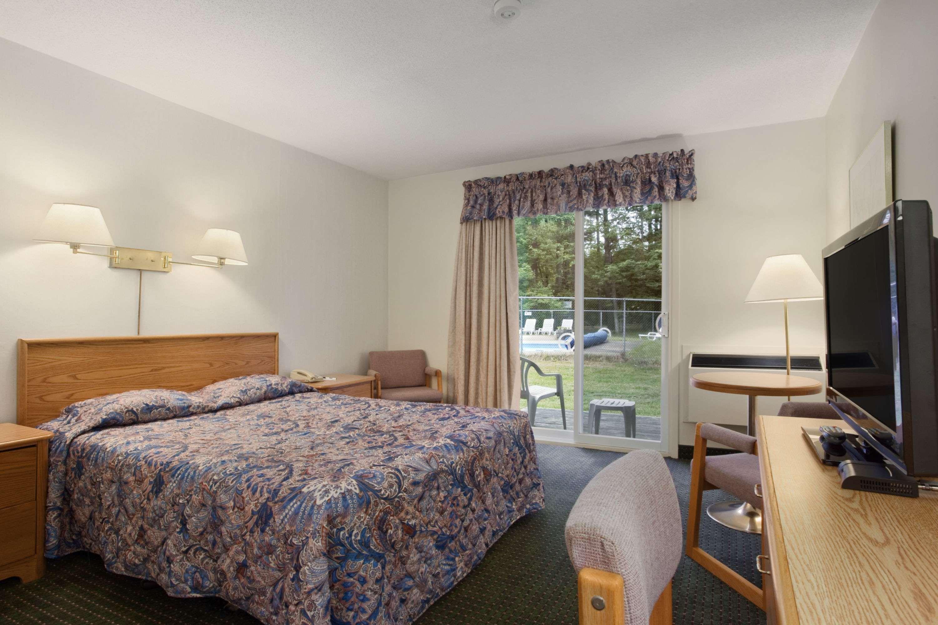 Travelodge By Wyndham Брейсбридж Екстериор снимка